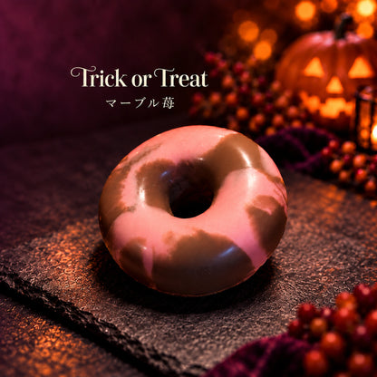 ハロウィン仕様のマーブル苺焼きドーナツ1個。Trick or Treatの文字入りイメージ